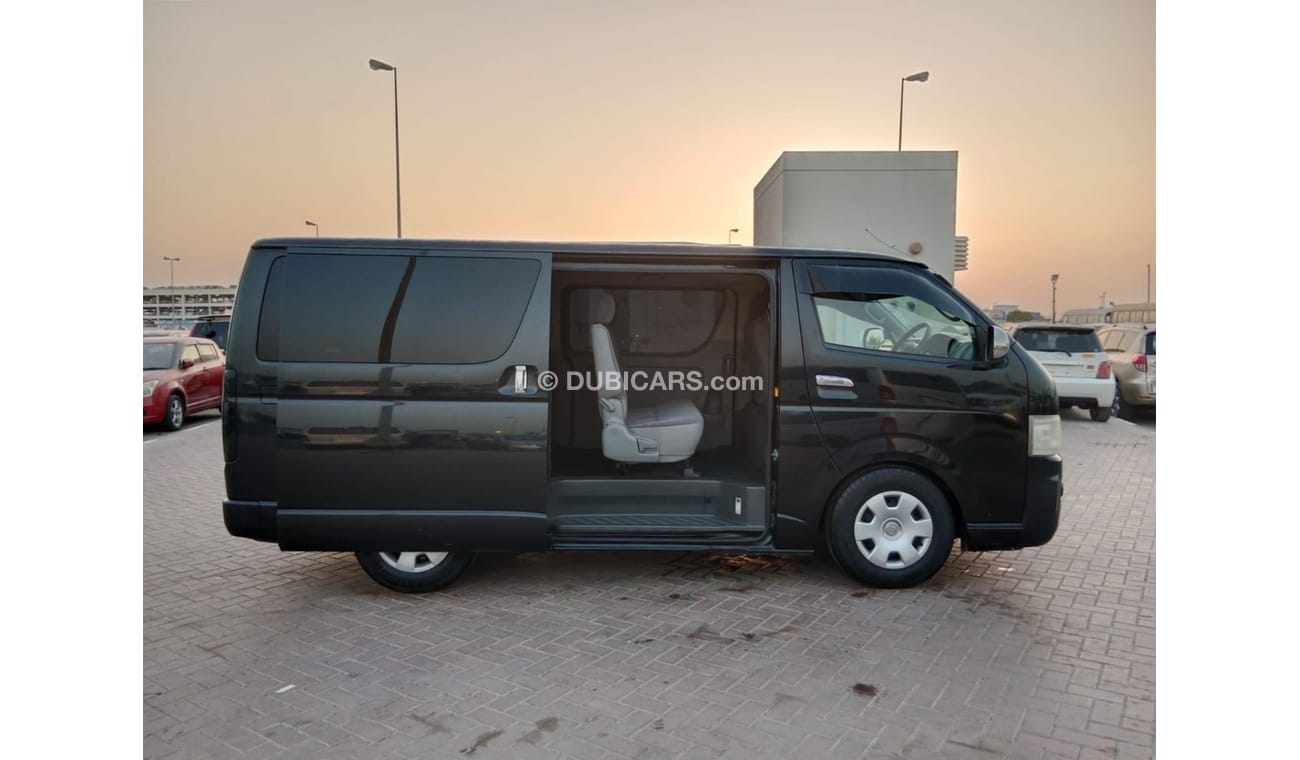 Toyota Hiace TOYOTA HIACE VAN RIGHT HAND DRIVE (PM1616)