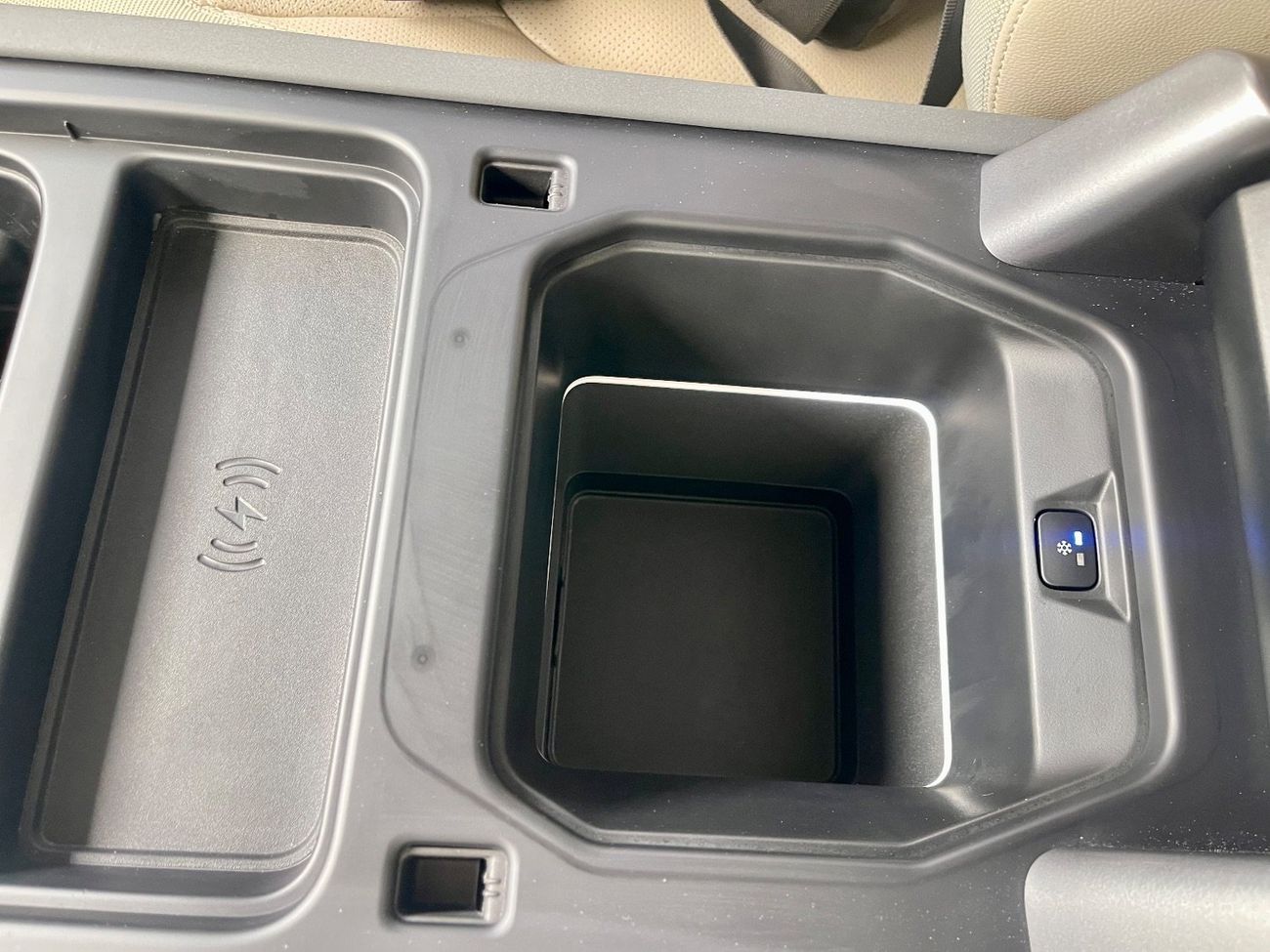 لاند روفر ديفندر P300 110 SE 2.0L (7 Seater)