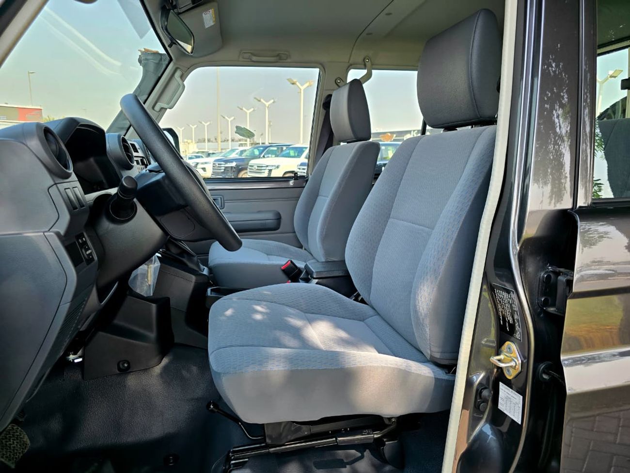 Toyota Land Cruiser LC79 DC PETROL 4.0 AT - DIFF LOCK - STD - 2025 MODEL - GRAY INSIDE GRAY - GCC SPECS