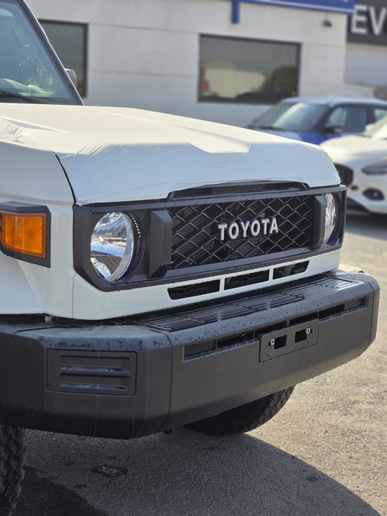 Toyota Land Cruiser 70 GRJ78 4.0L PETROL M/T 9 SEATER HARDTOP GCC SPECIFICATION