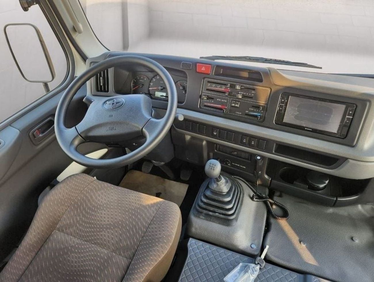 Toyota Coaster 2025 Toyota Coaster 4.0L Diesel MT 23 Seats GCC Specs