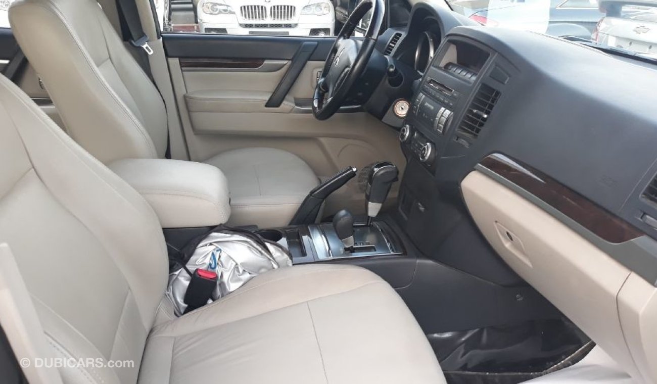 Mitsubishi Pajero 2013 Gulf Specs Full options Sunroof Leather interiors