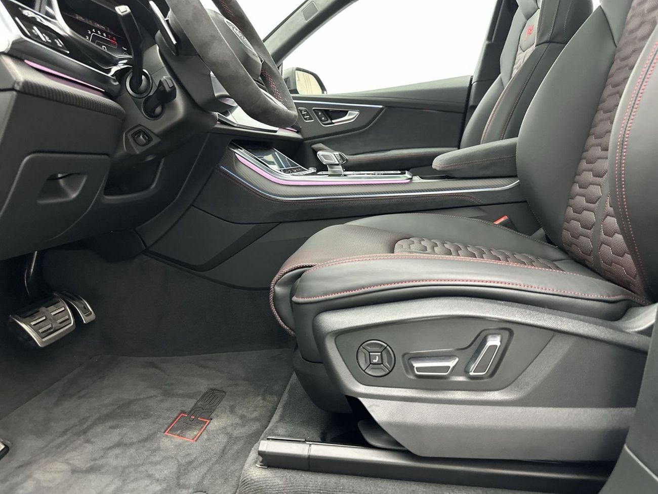أودي RSQ8 TFSI quattro 4.0L RS Q8 SUV Performance 640hp Black Edition (Ref# 023153)
