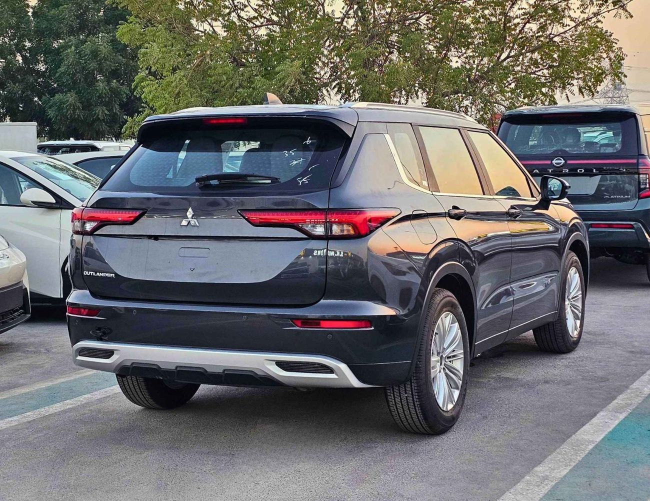 ميتسوبيشي آوتلاندر 2.5L PETROL / LIMOUSINE LEATHER / FR&RR PARKING SENSOR / DVD+CAMERA  (CODE # F03)