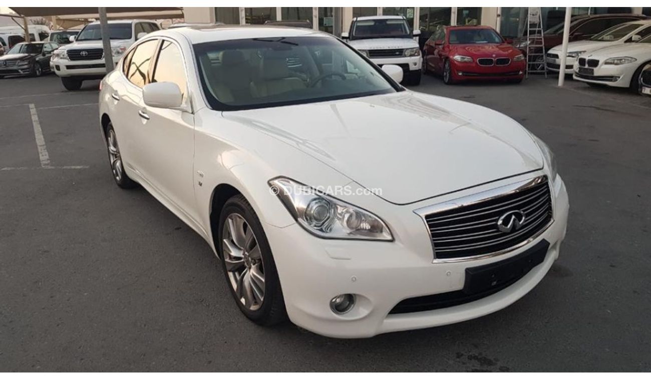 Infiniti Q70 Infinity Q70 model 2014 GCC car prefect condition full option low mileage sun roof leather seats bac