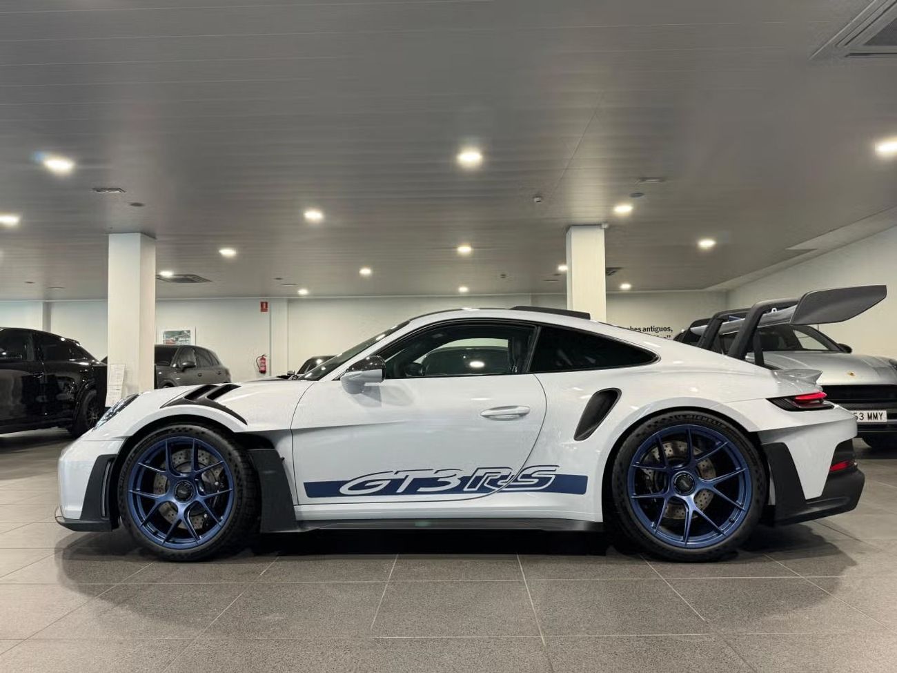Porsche 911 GT3 RS 4.0L (520 HP) Coupe // WEISSACH PACKAGE/ PCCB / LIFT / BOSE 
