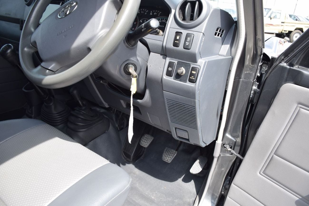 تويوتا لاند كروزر بيك آب 4.5L diesel Manual (export Only)