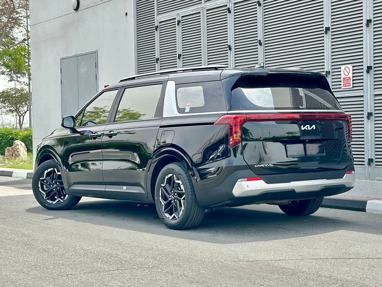 Kia Carnival 3.5L - V6 Full Option - 9 Seater - A/T - Direct Owner