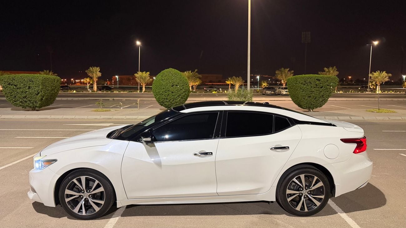 Nissan Maxima platinum . 3.5L . 6cyl . sedan . FWD . 5 seats . 4 doors