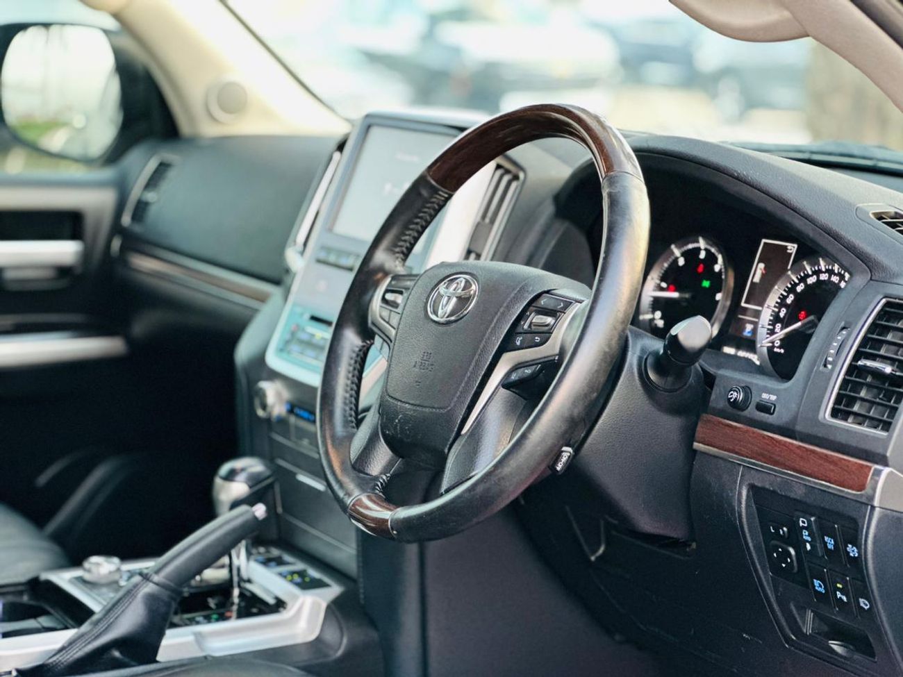 تويوتا لاند كروزر DIESEL SAHARA 4.5 LITER ,2019 MODEL ,GREY COLOR ,RIGHT HAND DRIVE