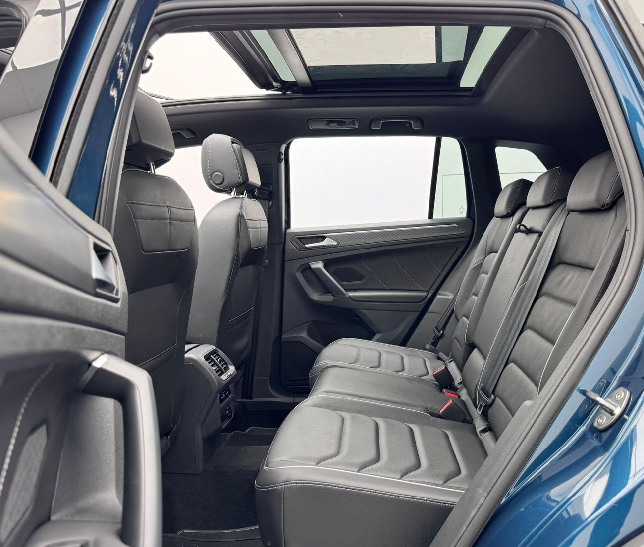 Volkswagen Tiguan R-Line 2.0L 2024 Volkswagen Tiguan R-Line, 2027 VW Warranty + Service Contract, Full VW Service Hist