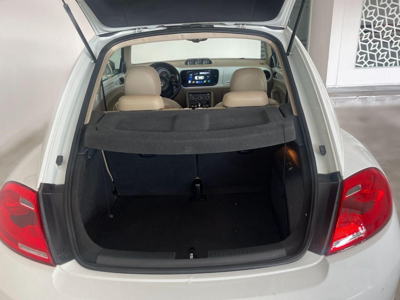 Volkswagen Beetle 2.0L-4CYL - FULL OPTION EXCELLENT CONDITION GCC SPECIFICATION