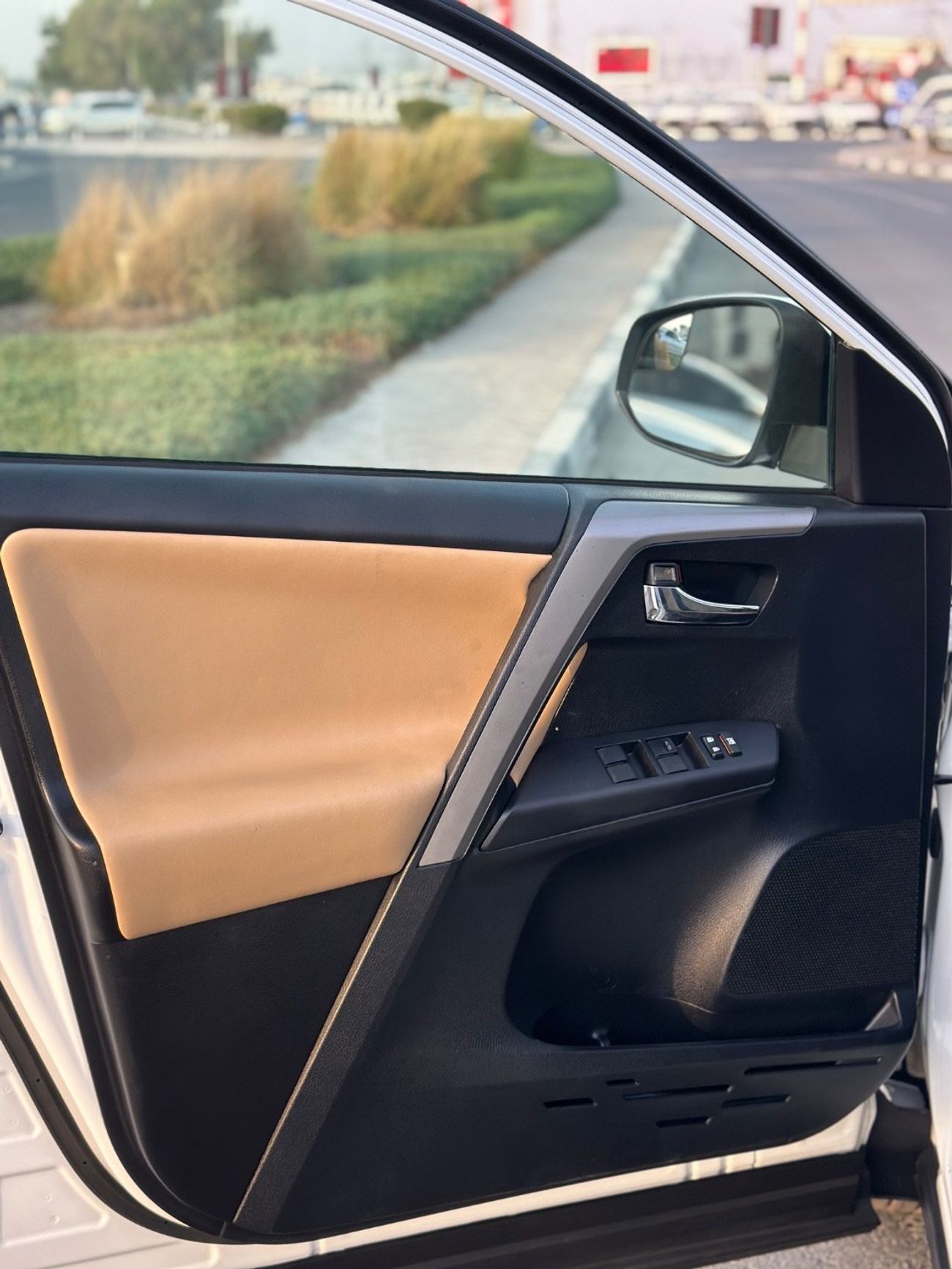 Toyota RAV4 XLE 4WD sunroof and Full Option