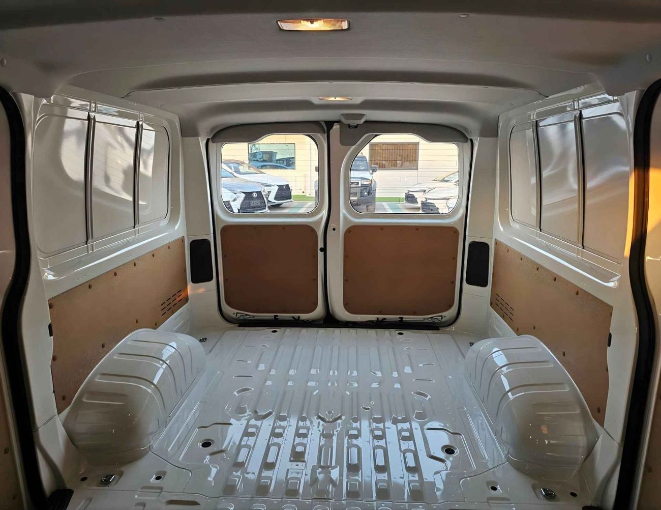 Toyota Hiace CARGO / 3.5L PETROL V6 A/T / REAR CAMERA (CODE # HCPMB2)