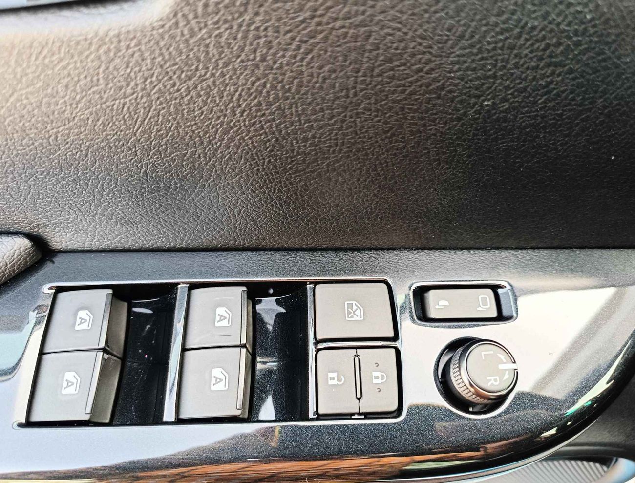 Toyota Hilux GR Sport / 2.8L DIESEL / A/T / Roll Bar / Back Side Step  (CODE #  HDGR28AF)