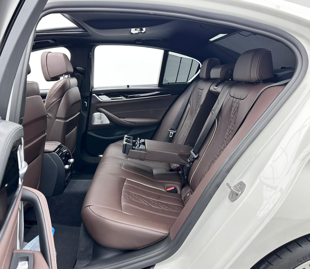 بي أم دبليو M550i 2023 BMW 550i xDrive, 4.4L Bi-Turbo V8 AWD, 530bhp 750Nm Torque, 8-Speed Auto-Gearbox.