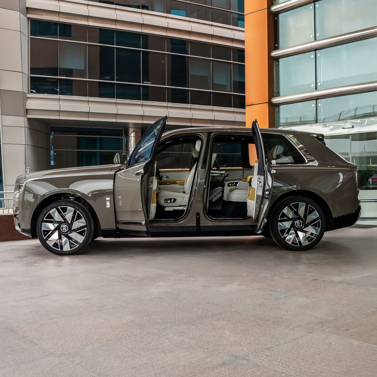 Rolls-Royce Cullinan 2026 ROLLS ROYCE CULLINAN ( SPECIAL COLOUR ) ( BRAND NEW ) ( GCC WITH WARRANTY+ SERVICE )