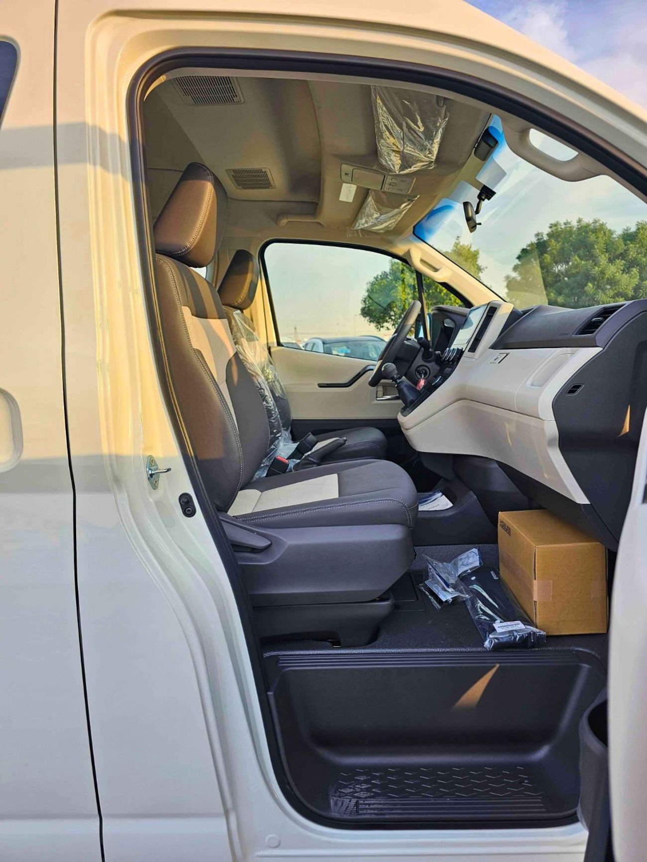 تويوتا هاياس HIGHROOF GL / 13 SEATS WITH LEATHER / 2.8L DIESEL M/T V4 (CODE # HH28GLM)