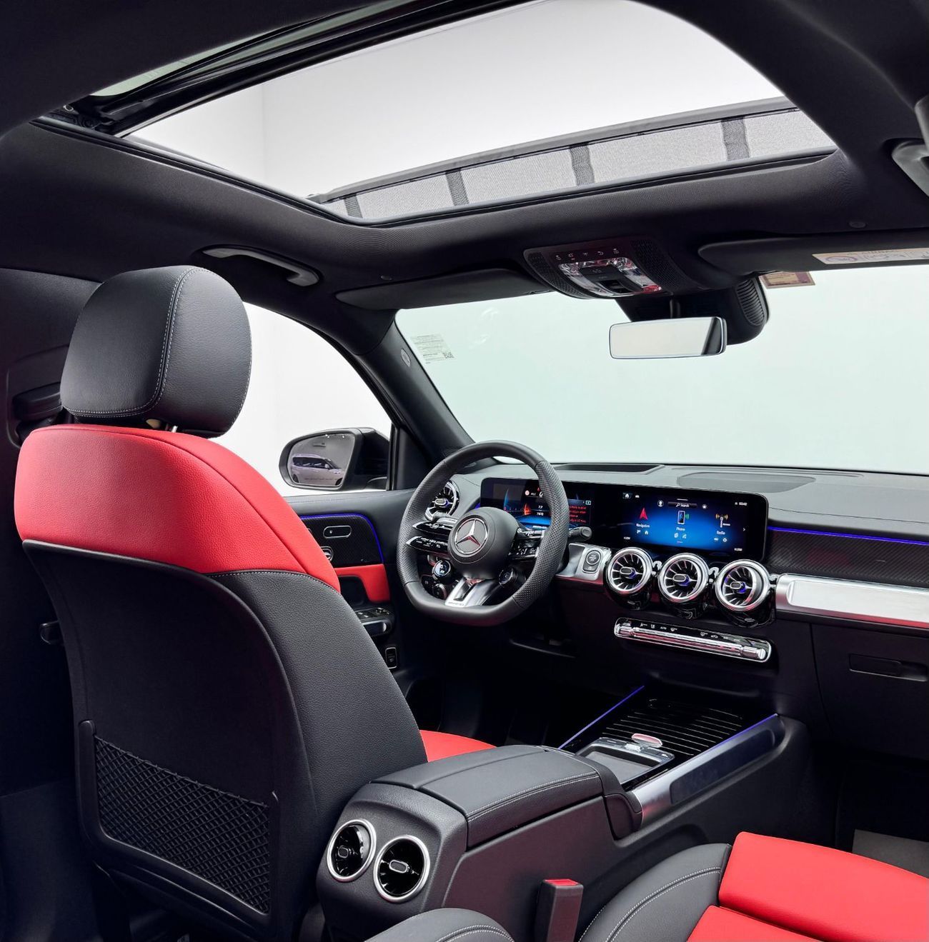 مرسيدس بنز GLB 35 AMG 4MATIC 2.0L (302 HP) 2024 Mercedes Benz GLB35 AMG 4MATIC, 2029 MB Warranty + Service Pack, Full Opti