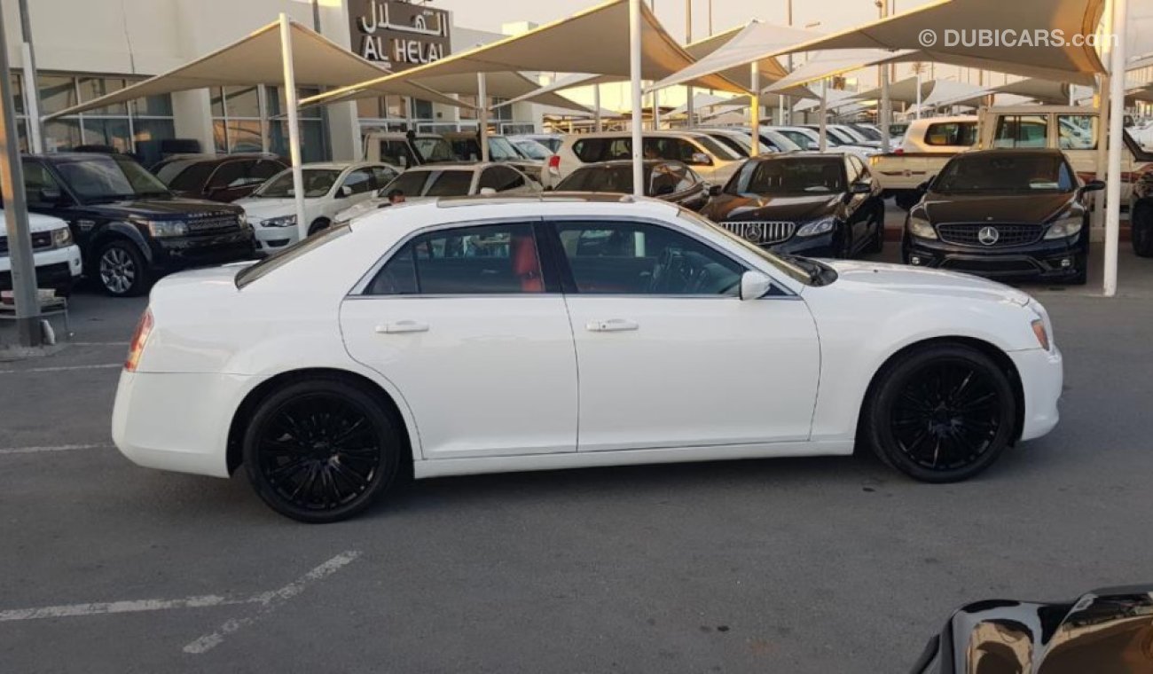 Chrysler 300C 2013 GCC car prefect condition full option panoramic roof leather seats back ca