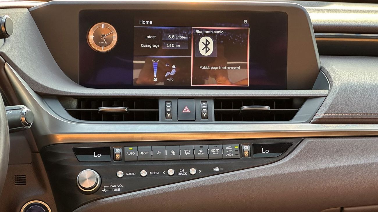 Lexus ES300h 2.5L Hybrid 4 Cylinders Full Service History 2021 GCC