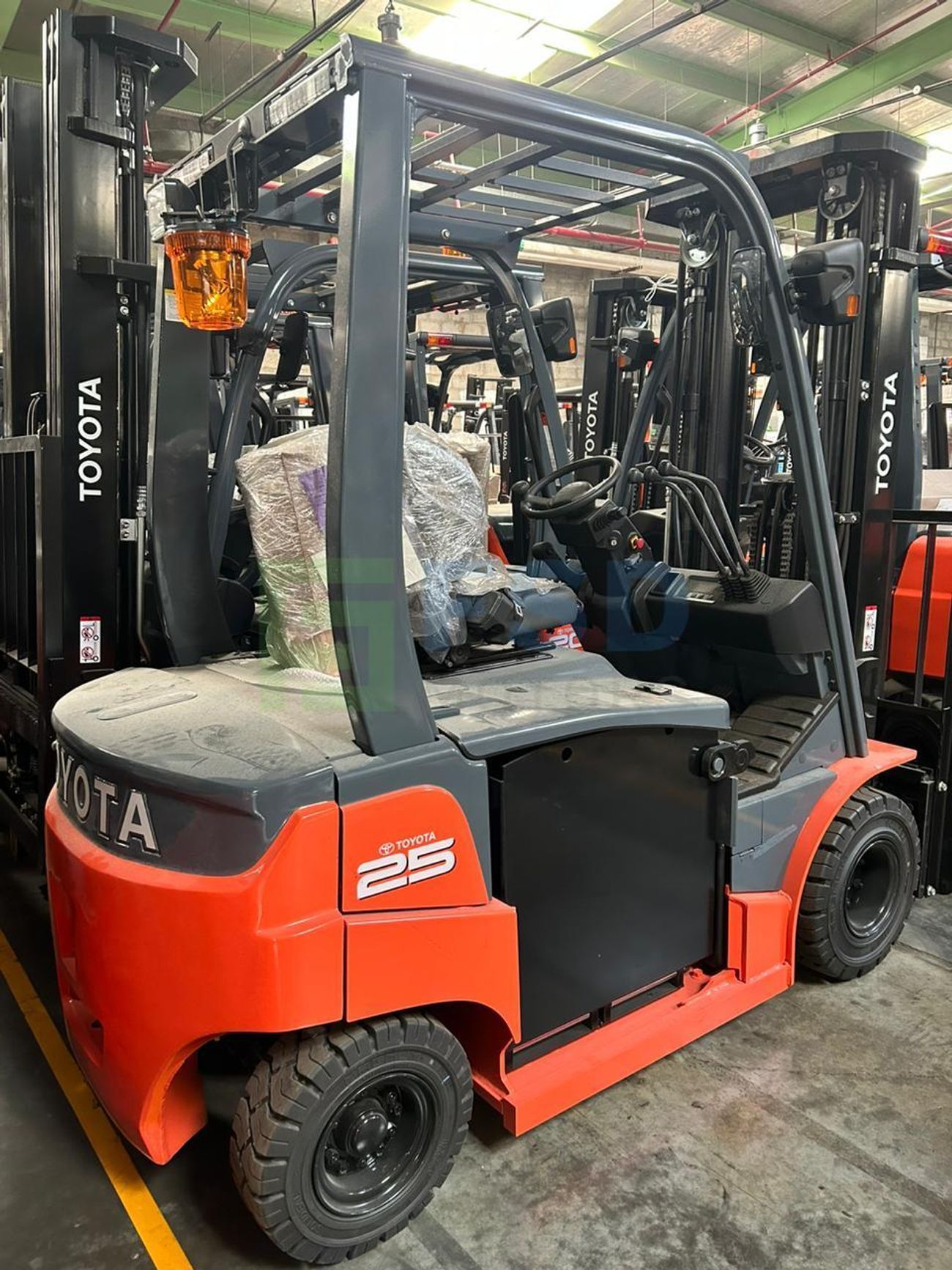 Toyota Fork lift Forklift TOYOTA 2.5 TON 3 STAGE ELECTRIC 4 WHEELS FORKLIFT MODEL 8FBN25. (Export Only)