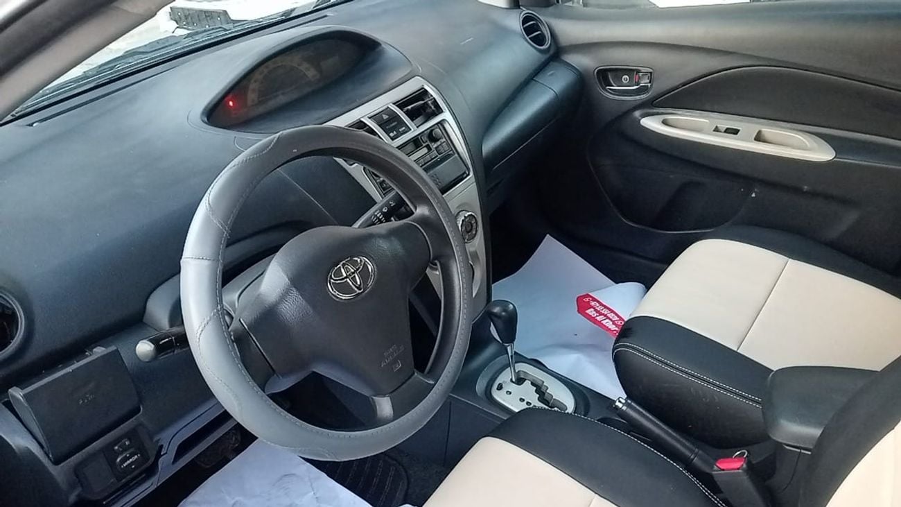 Toyota Yaris BASE