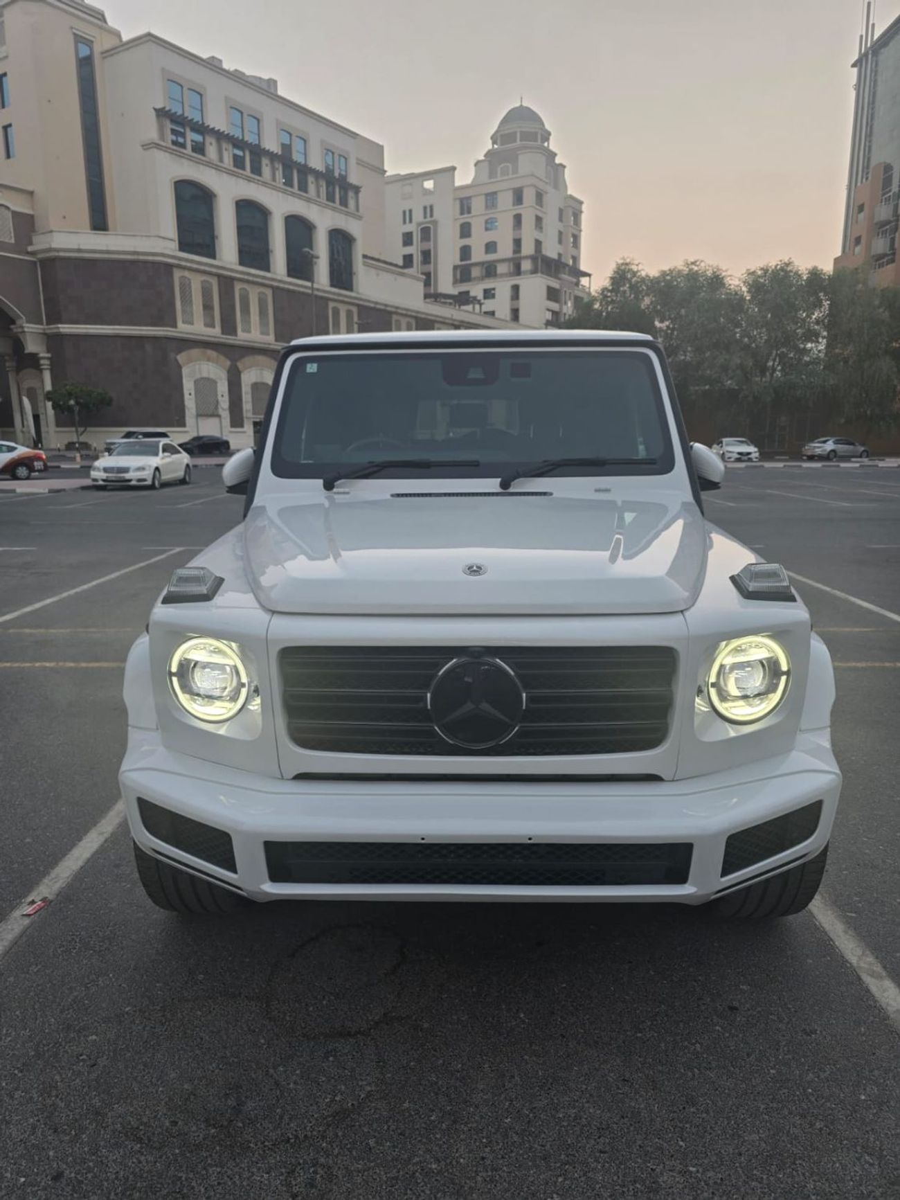 مرسيدس بنز G 400 Mercedes-Benz G400D 2024 RHD white with red interior 4000kms only RHD