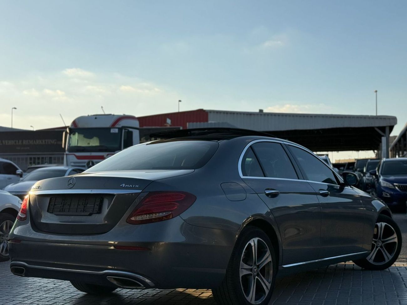 Mercedes-Benz E300 Premium 2.0L