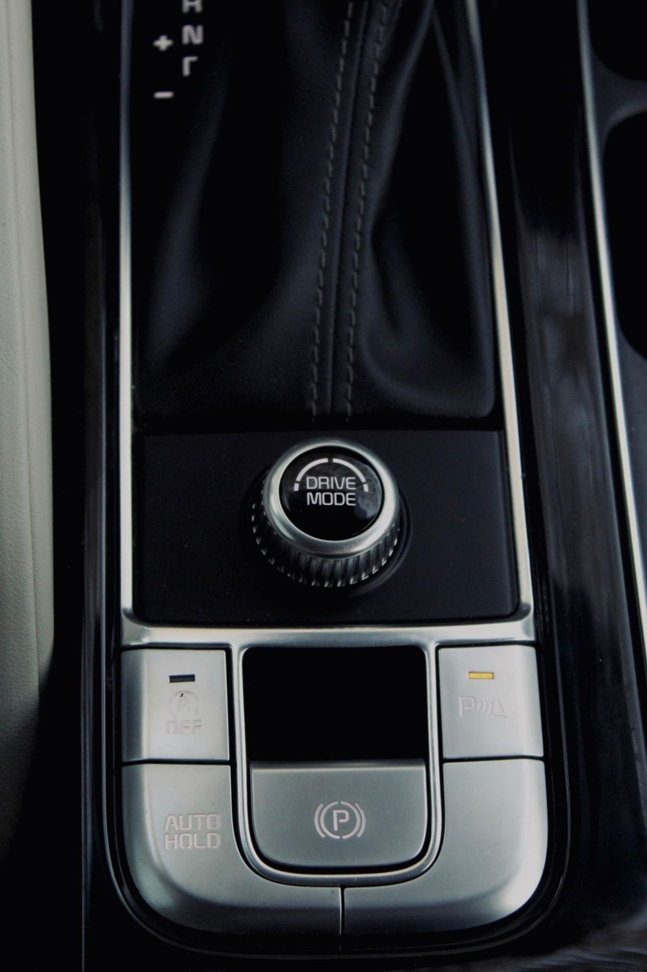 كيا تيلورايد The Kia Telluride is a popular 3-row, 7-8 seater midsize SUV, recognized for its luxurious, upscale 