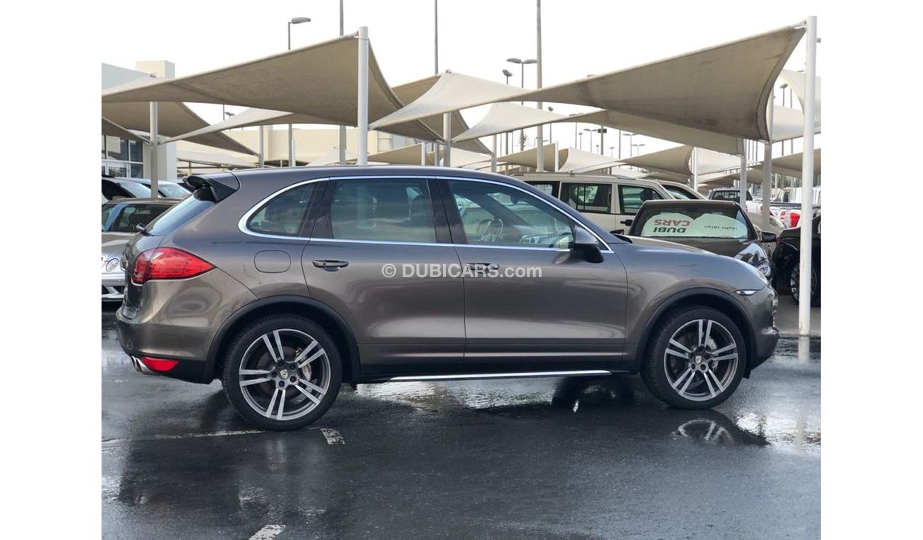 بورش كايان موديل 2011 خليجي حاله ممتازه من الداخل والخارج فل مواصفات كراسي جلد بانورما وتحكم كهربي كامل ونقطه ع