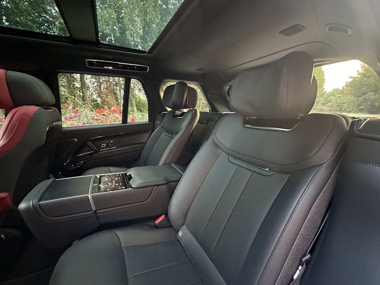 Land Rover Range Rover LWB SV P615 4.4L | 2023 Range Rover Vogue SV | Luxury SUV | 21,000 KM | Perfect Condition