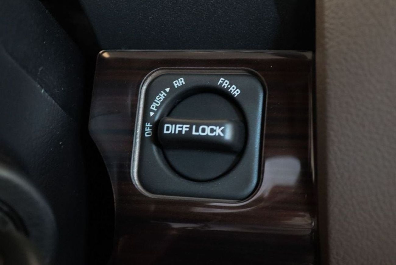 Toyota Land Cruiser GRJ76 4.0 V6 AUTOMATIC FULLY LOADED