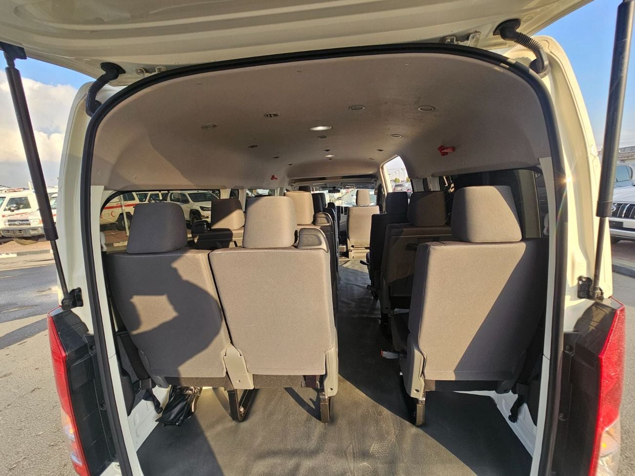 Toyota Hiace Commuter Highroof-3.5L-LHD-2WD-Side Glass-13 Seats- 4 Doors-Petrol-Automatic