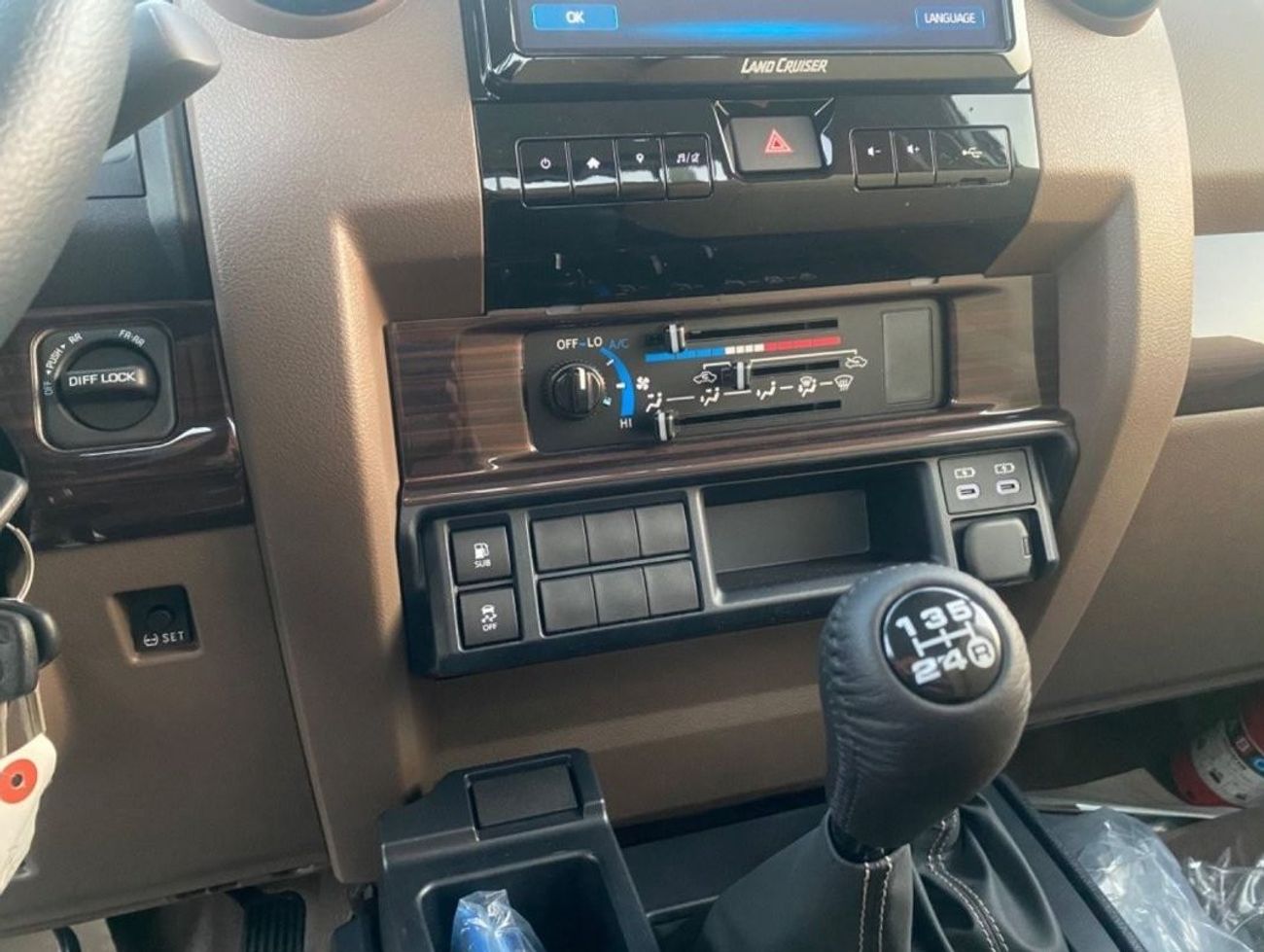 Toyota Land Cruiser Pick Up 4.0L M/T Full Option