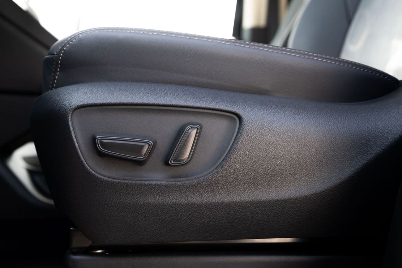 تويوتا جرافينا Premium 6 seater Diesel 2.8L Automatic Transmission 2025