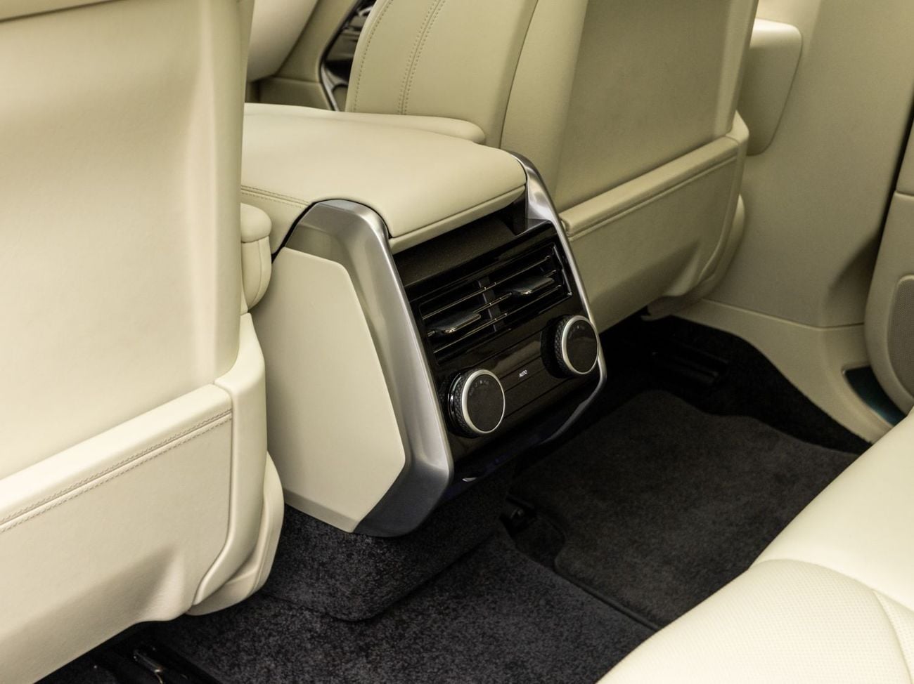 Land Rover Range Rover HSE P530 4.4L SUMMER STARTS NOW | EXCLUSIVE DEAL BY BLACKLINE, 2030 Warranty + Service, GCC