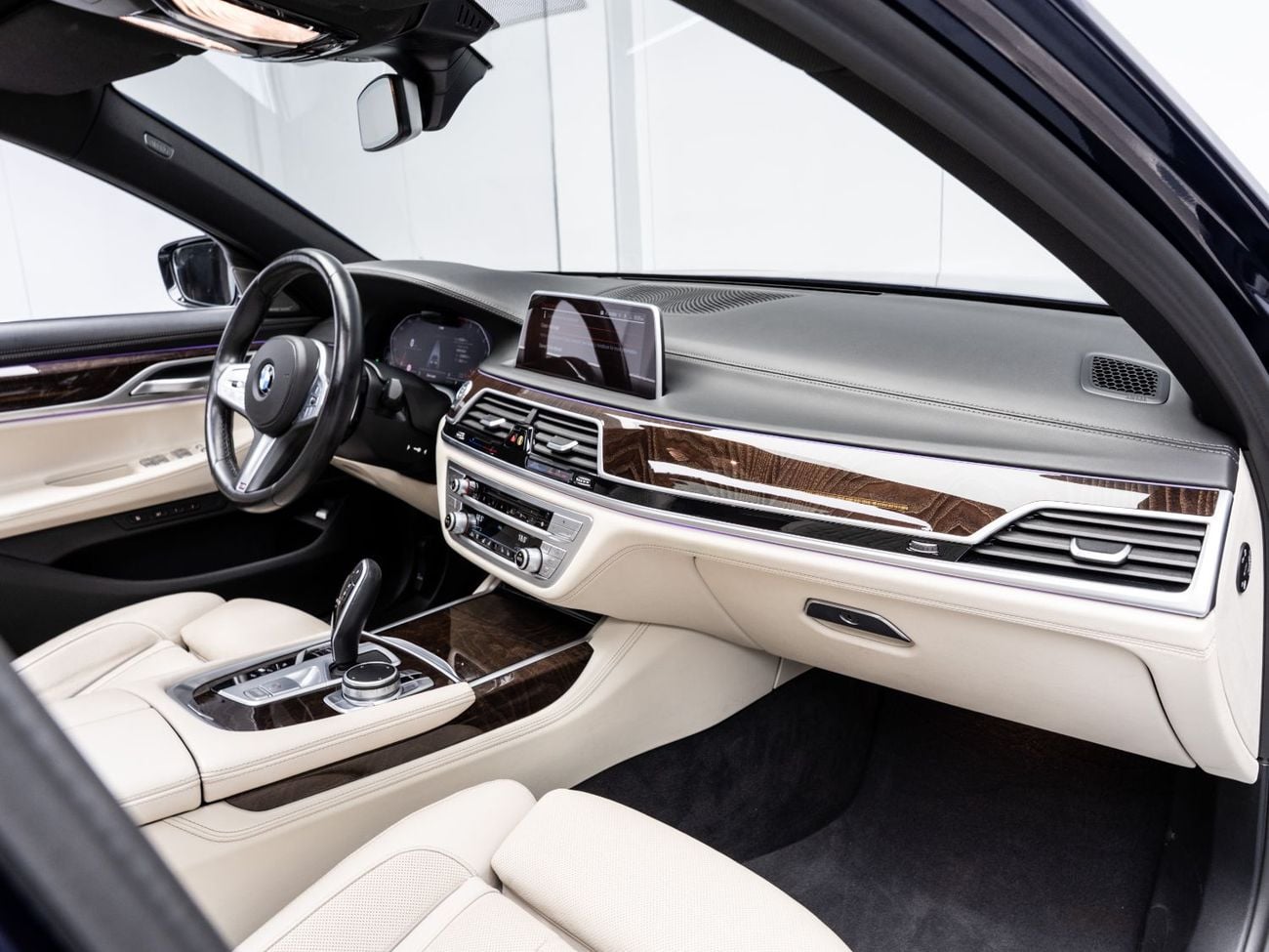 بي أم دبليو 760Li BUY NOW, PAY 2027 | THE BLACKLINE STANDARD | 2027 BMW Warranty + Service Contract, GCC