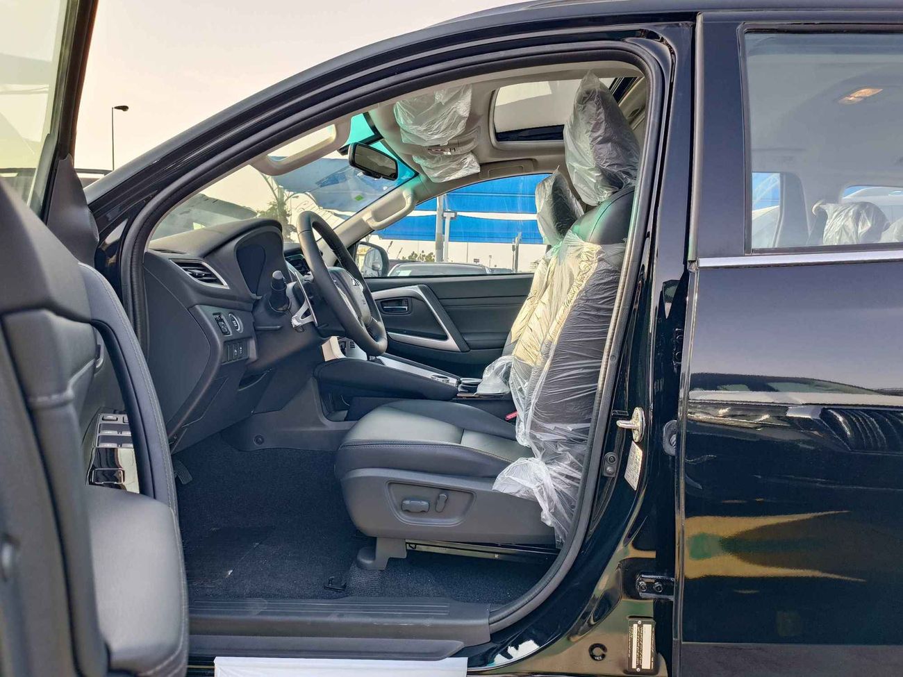 Mitsubishi Montero Sports / 3.0L /  Leather Seats / Push Start / Sunroof  / 4WD (CODE # 67942)