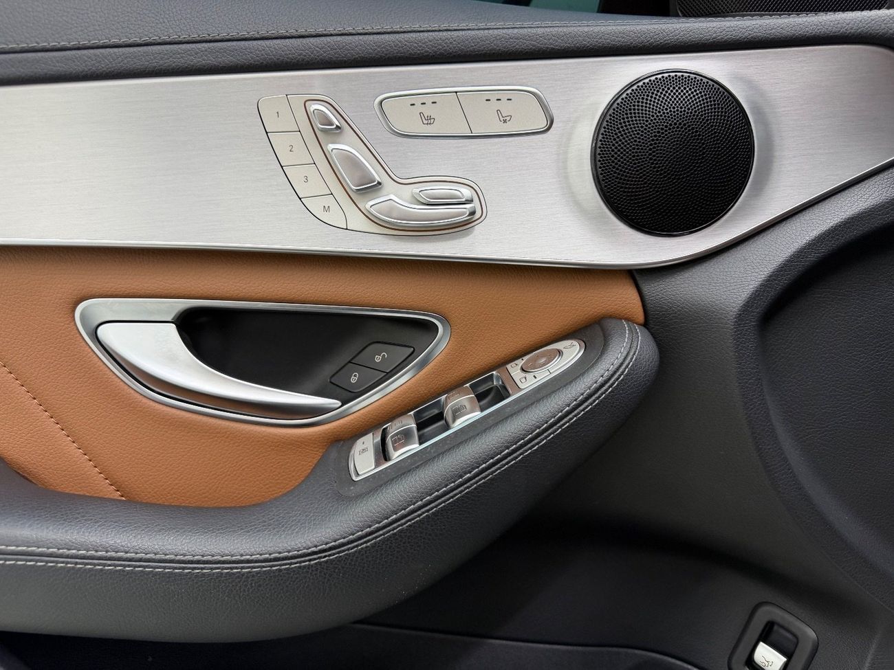 مرسيدس بنز C 200 GCC .. FSH .. AMG .. Perfect Condition .. Panoramic