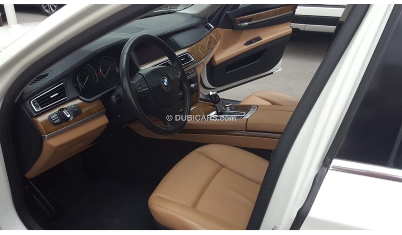 بي أم دبليو 740Li بي ام دبليو 740 موديل 2010 خليجي السياره حاله ممتازه من الداخل والخارج فل اوبشن شفط بصمه فتحه وجلد ك