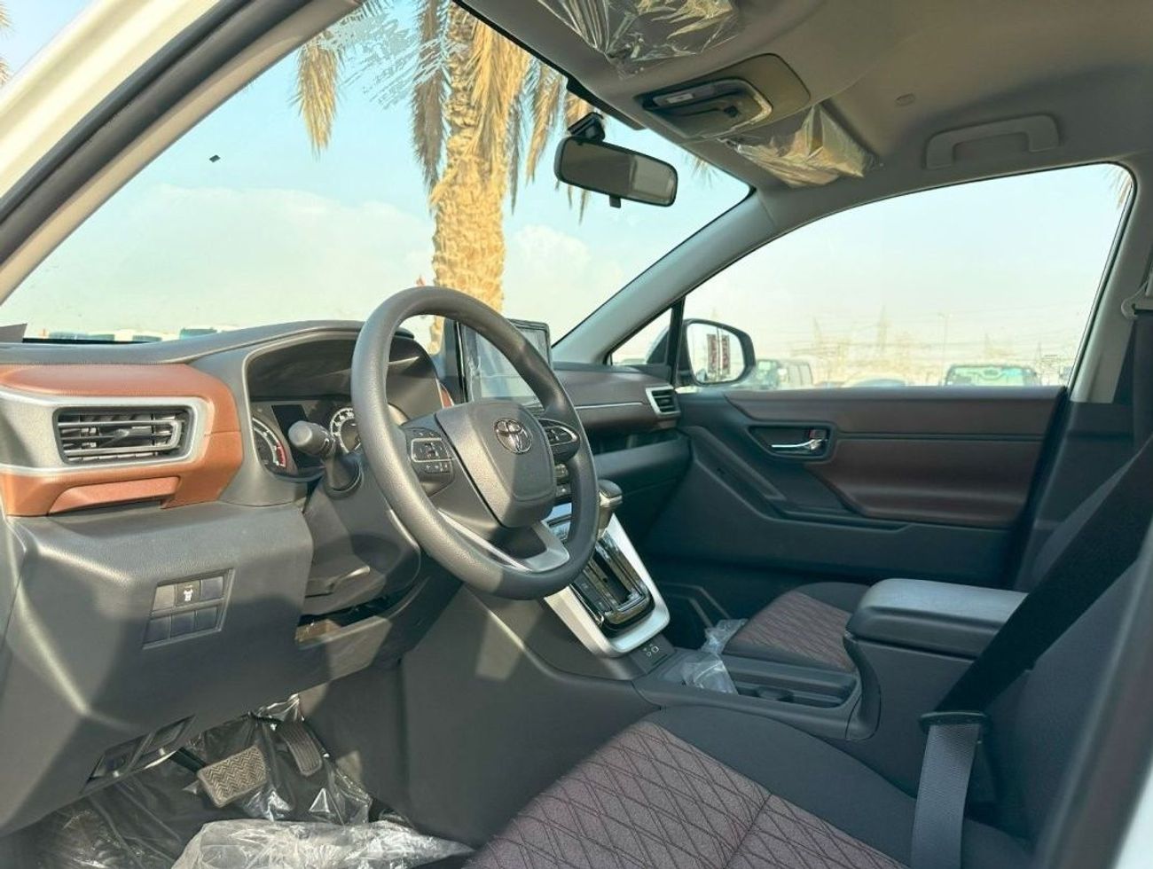 تويوتا إينوفا Toyota Innova 2.0L, FWD Petrol-2.0 L. 2024