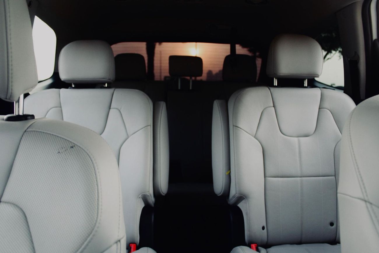 كيا تيلورايد The Kia Telluride is a popular 3-row, 7-8 seater midsize SUV, recognized for its luxurious, upscale 