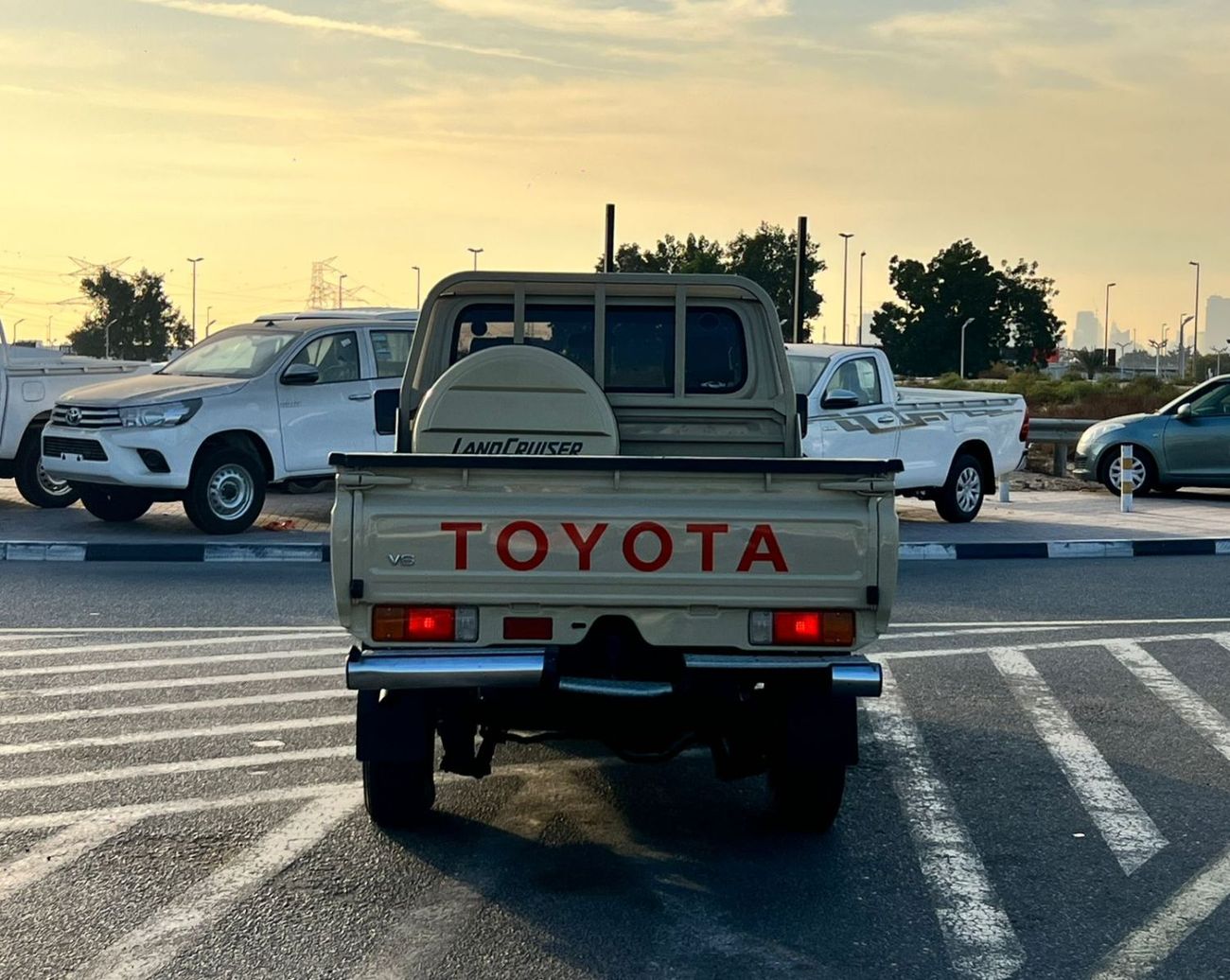 تويوتا لاند كروزر بيك آب 2018 Toyota Land Cruiser Pick up - Single Cabin - 4.0L V6 - AWD 4x4 - Patrol Manual - GCC Specs- Ful