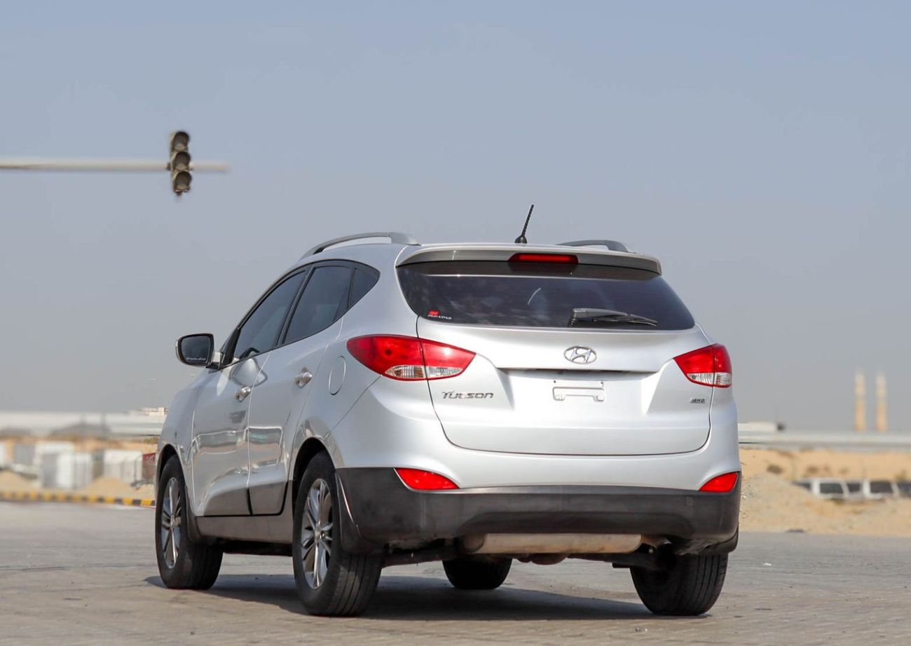 Hyundai Tucson SE 2.0L AWD Hyundai Tucson 2.0L 4WD 2015 GCC accident-free in excellent condition