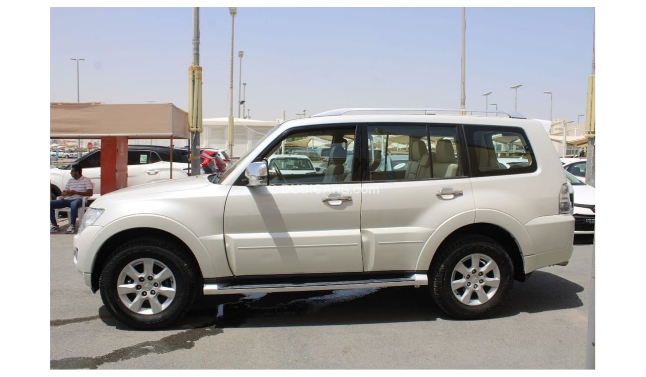 Mitsubishi Pajero GLS Mid ACCIDENTS FREE - GCC - ORIGINAL PAINT - MID OPTION - PERFECT CONDITION INSIDE OUT