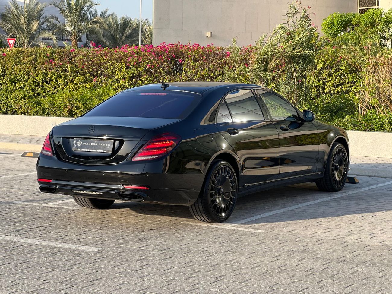 Mercedes-Benz S 560 Std 4.0L (469 HP) 4.0L (469 HP)