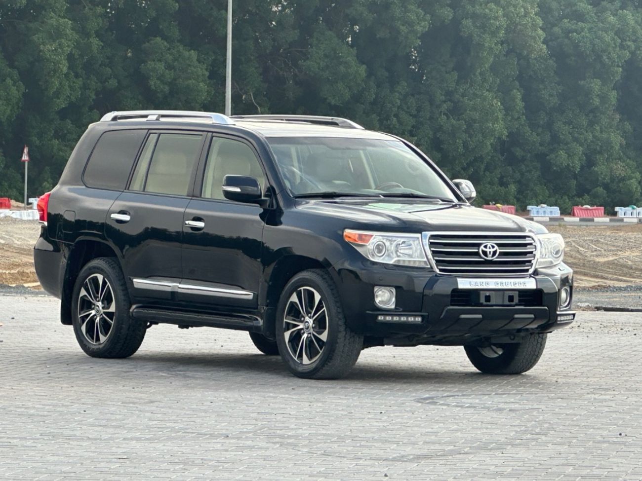 Toyota Land Cruiser GXR 4.0L (271 HP) 4WD MODEL 2015 GCC CAR PERFECT CONDITION INSIDE AND OUTSIDE FULL OPTION SUN ROOF