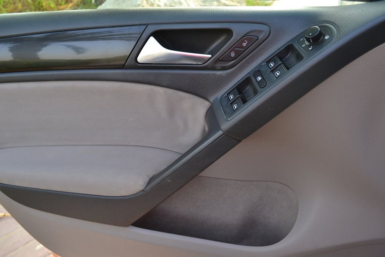 Used Volkswagen Golf 2010 for sale in Dubai 29229