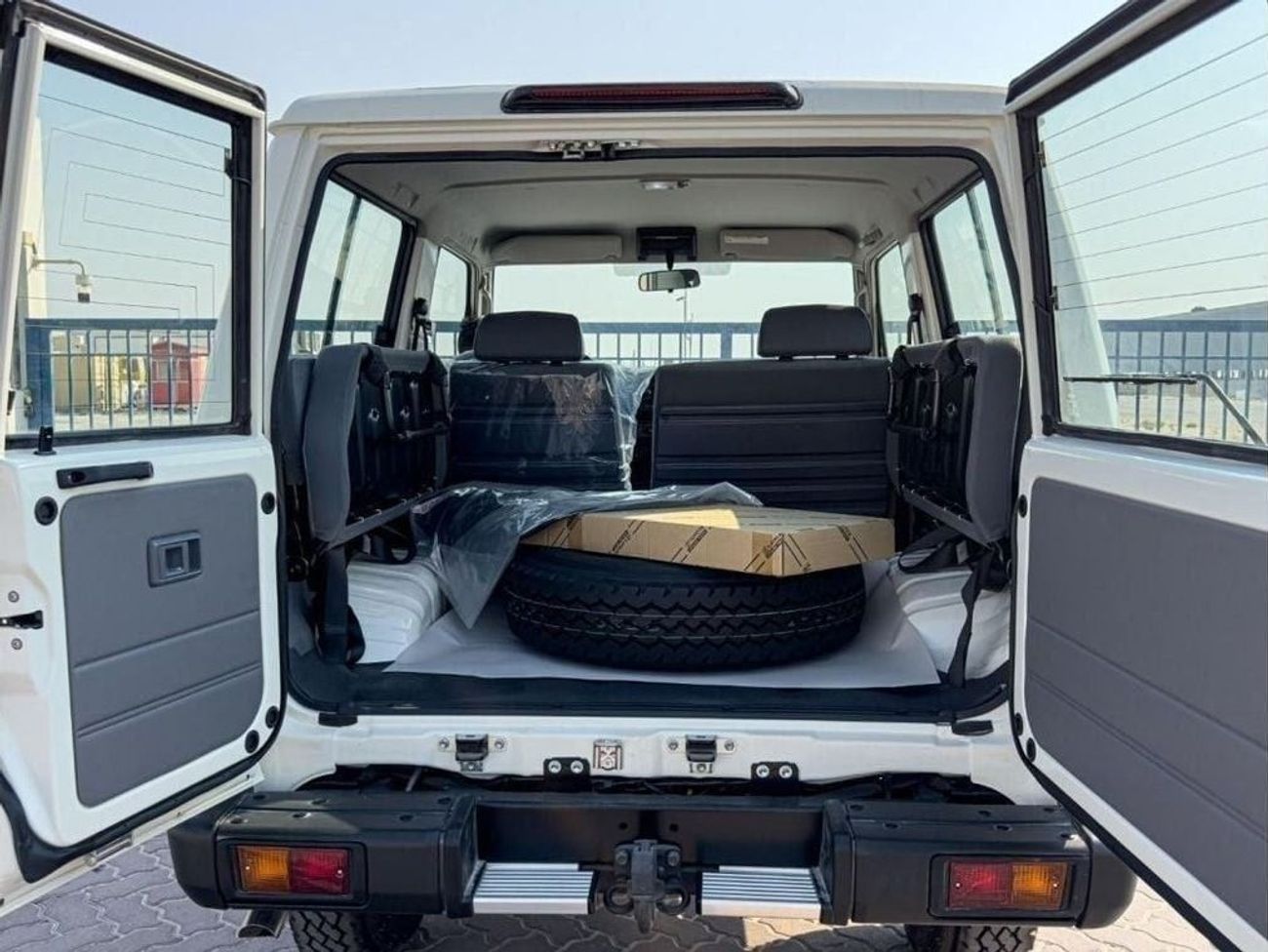 تويوتا لاند كروزر 70 2024 Toyota LC71 4.0 Hard Top - أبيض من الداخل رمادي مزرق | للتصدير فقط